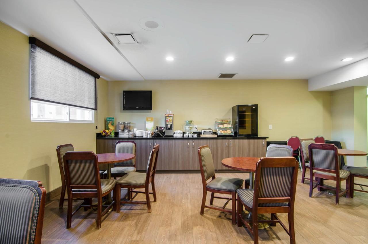 Отель Courtyard By Marriott Regina Downtown Экстерьер фото