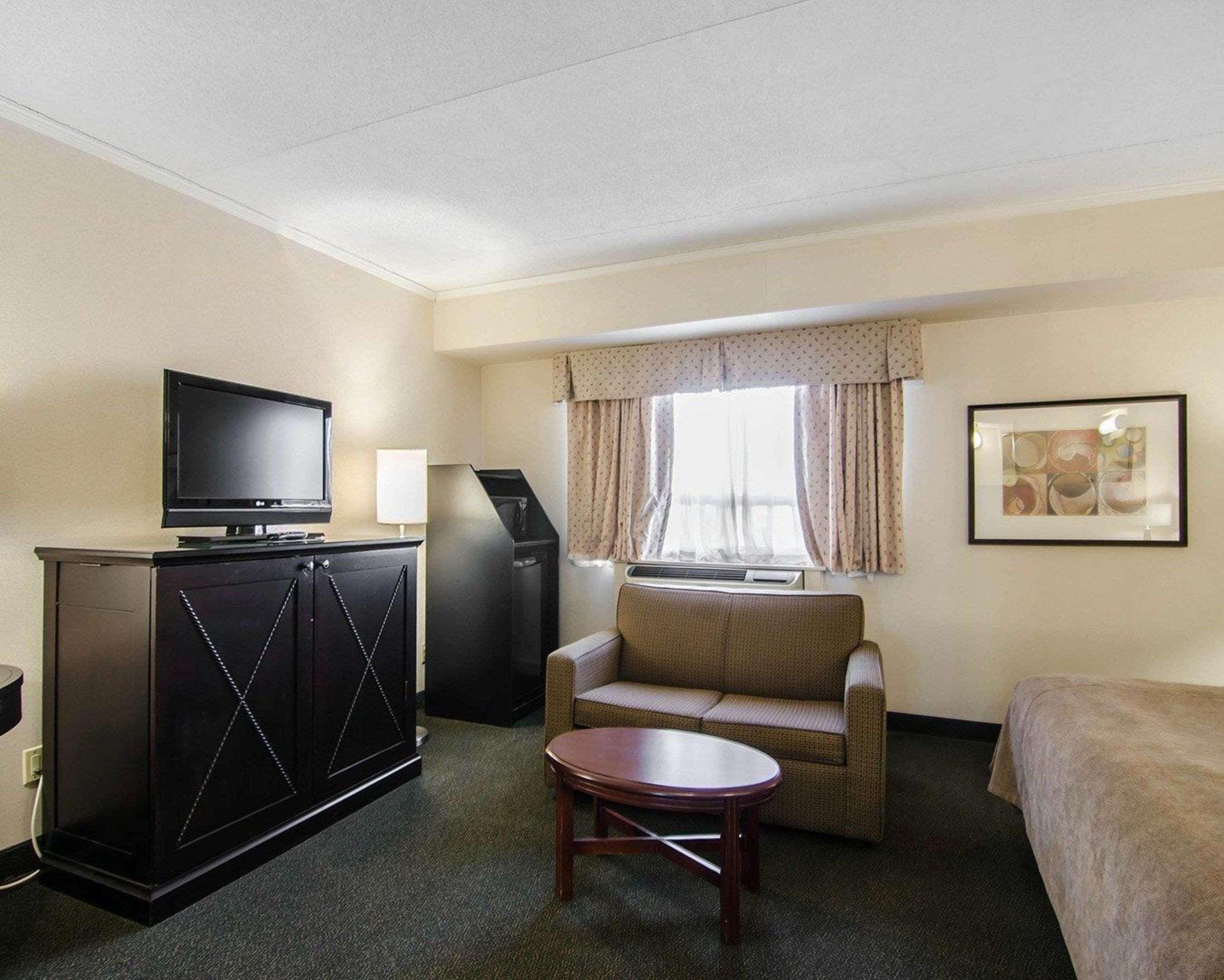 Отель Courtyard By Marriott Regina Downtown Экстерьер фото