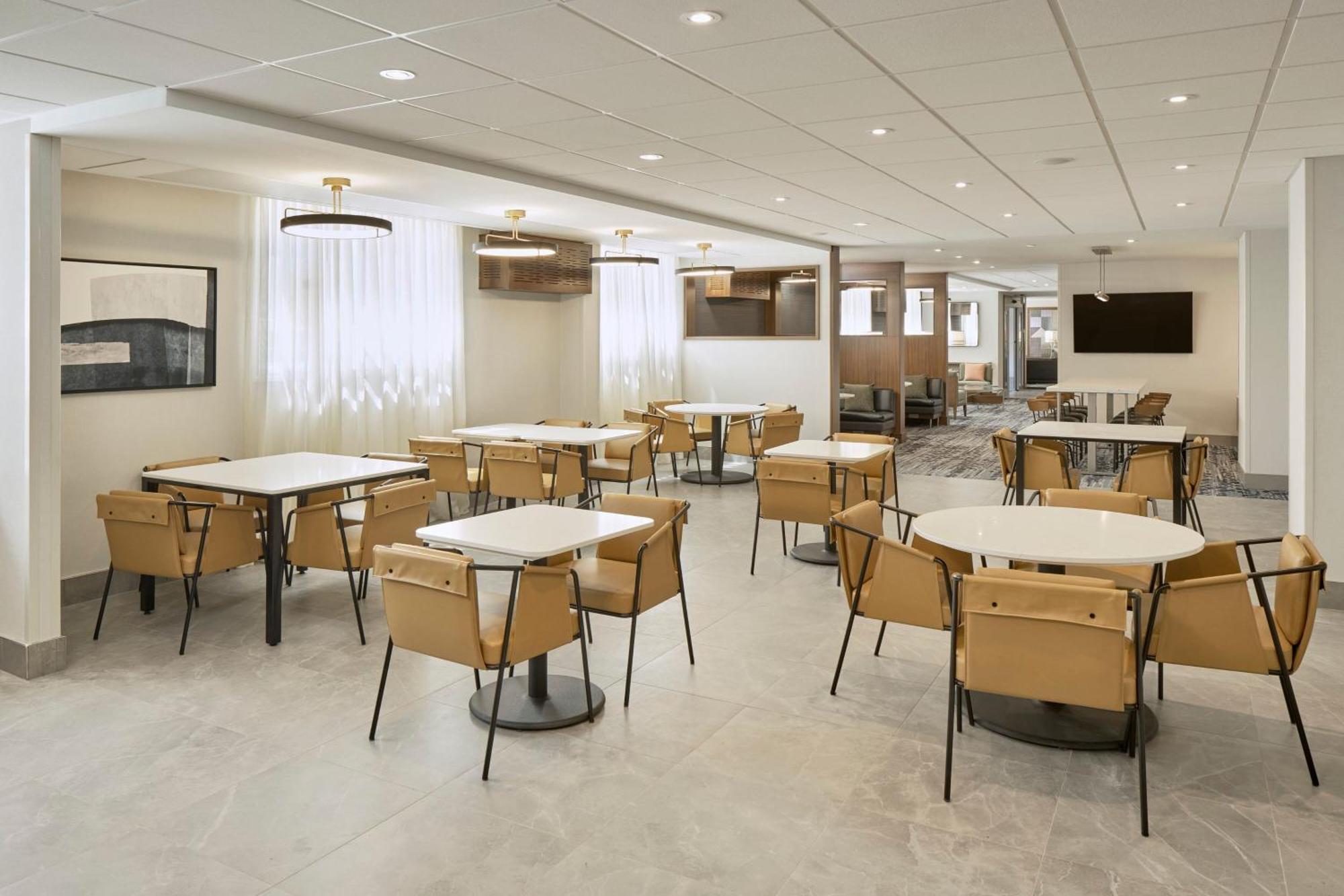 Отель Courtyard By Marriott Regina Downtown Экстерьер фото