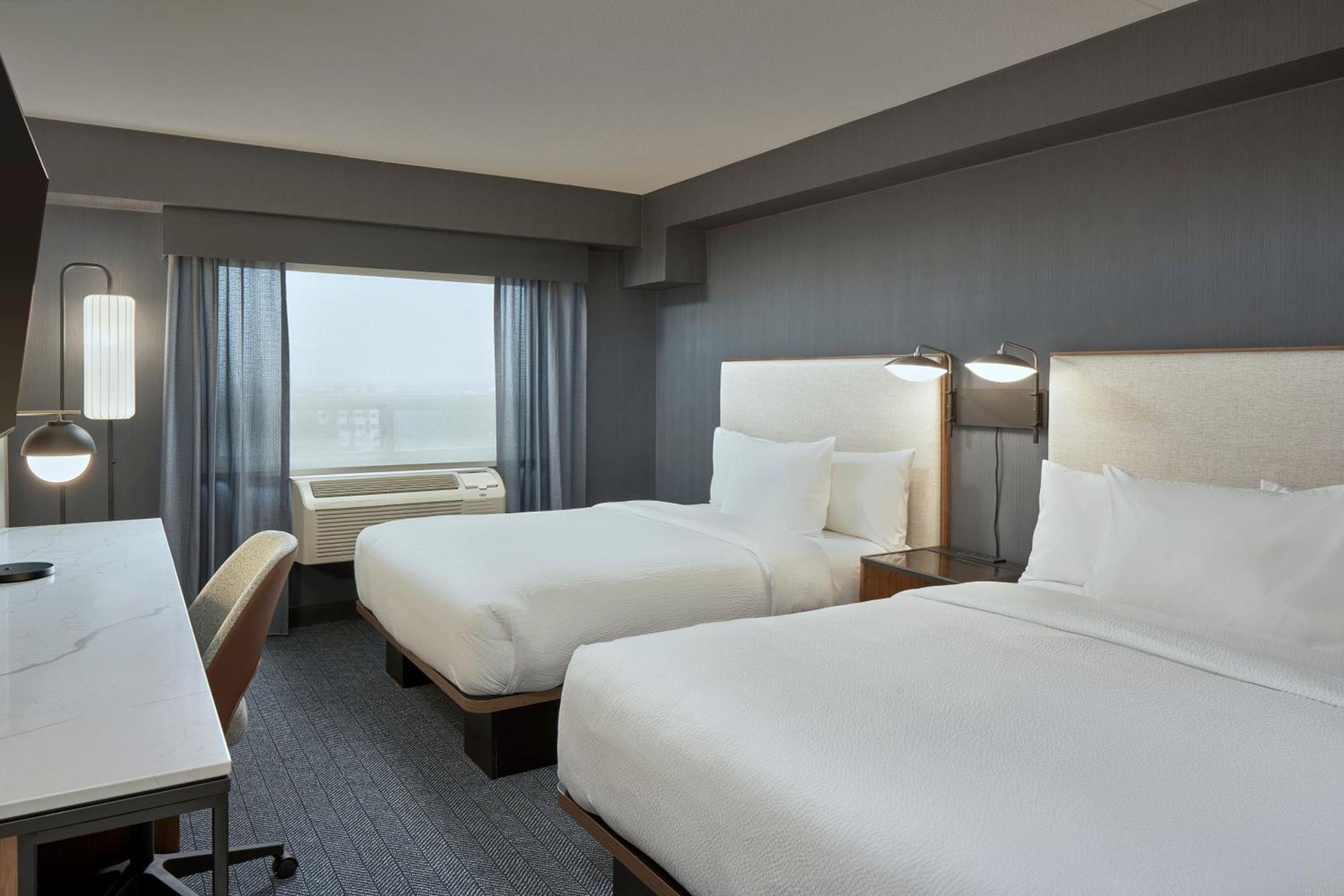 Отель Courtyard By Marriott Regina Downtown Экстерьер фото