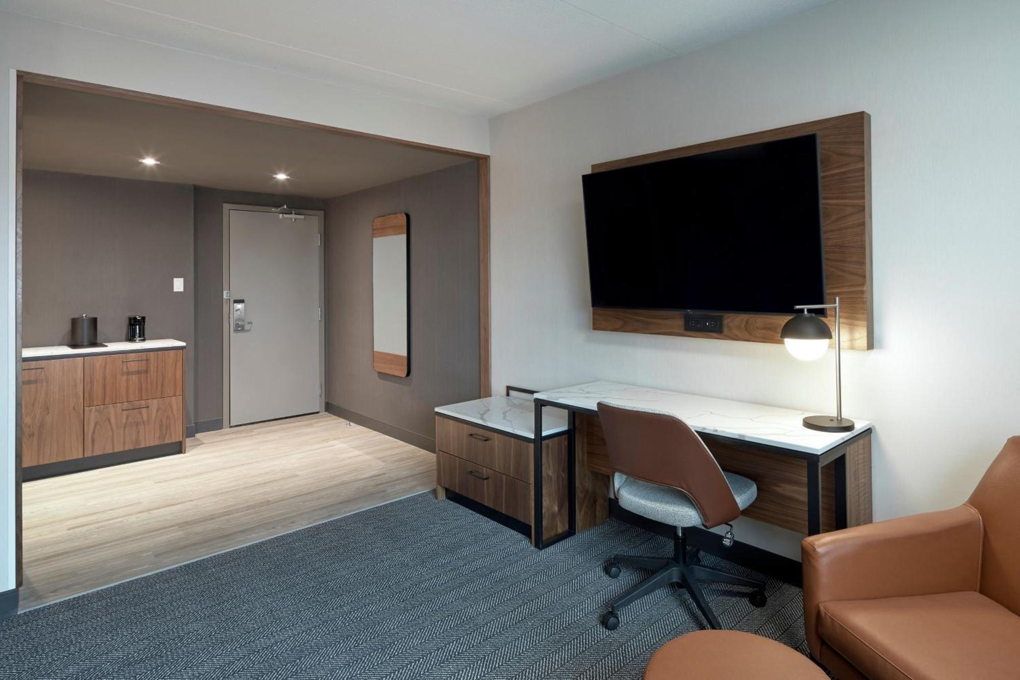 Отель Courtyard By Marriott Regina Downtown Экстерьер фото